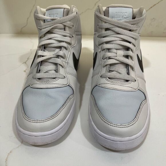 Nike White and Gray Sneakers - Picture 2 of 8